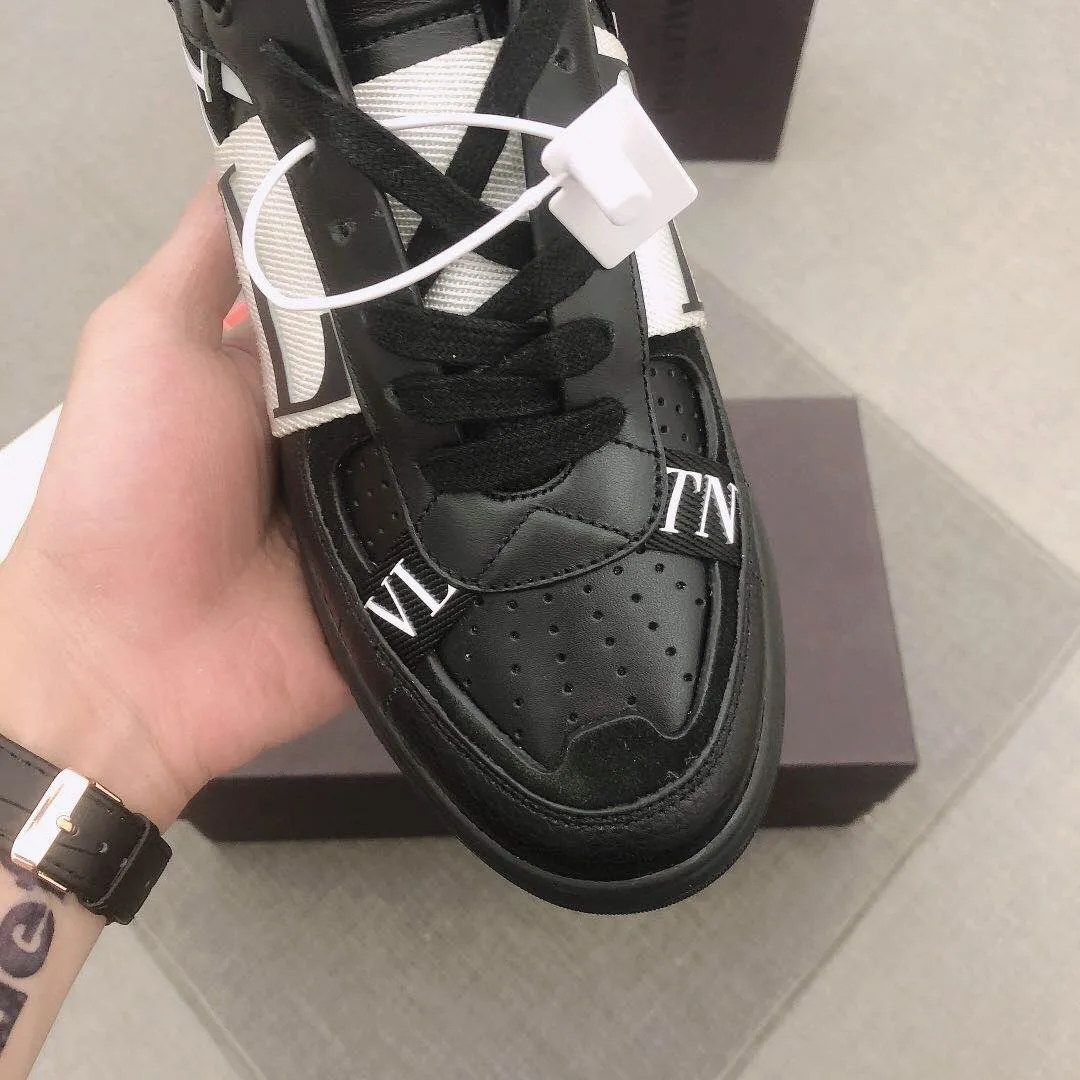 P440▫️V L7N spring and summer 🆕calf leather strap sneakers, no man should be able to refuse this style, classic color, so handsome! Purchase a high-precision replica of the original version to instantly sell off the market currency! 6 VLTN logo rubber effect straps - Valentino Garavani Logo printed on the back and tongue, all materials are customized to ensure quality! Size: 38/45 No. 018